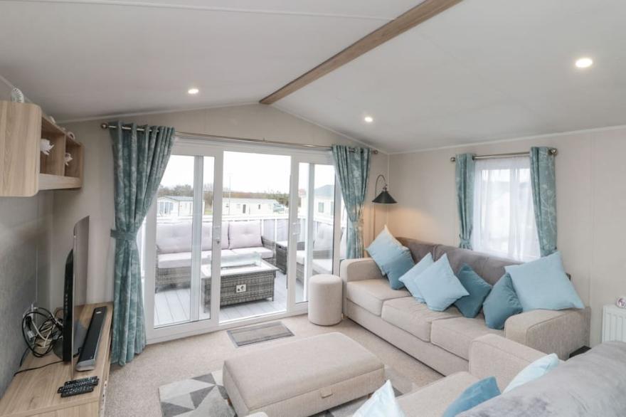 BEECH 4, pet friendly, country holiday cottage in Cayton