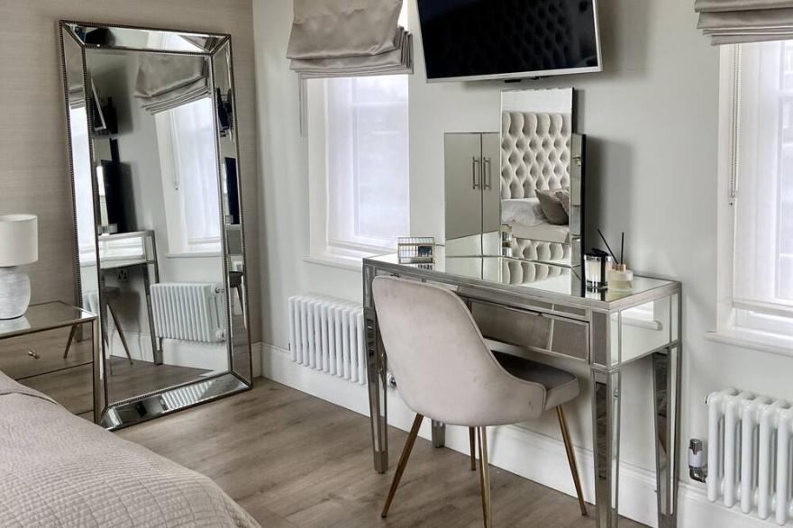 London Suburb Lux Home From Home - Walking Distance From Piccadilly Tube