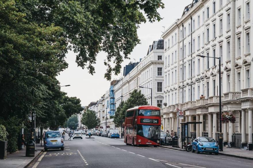 Luxury two Bedroom Apartment Minutes From Victoria Station!