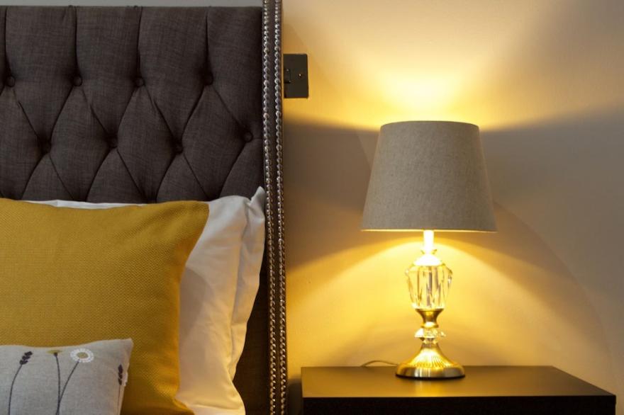 Luxury two Bedroom Apartment Minutes From Victoria Station!