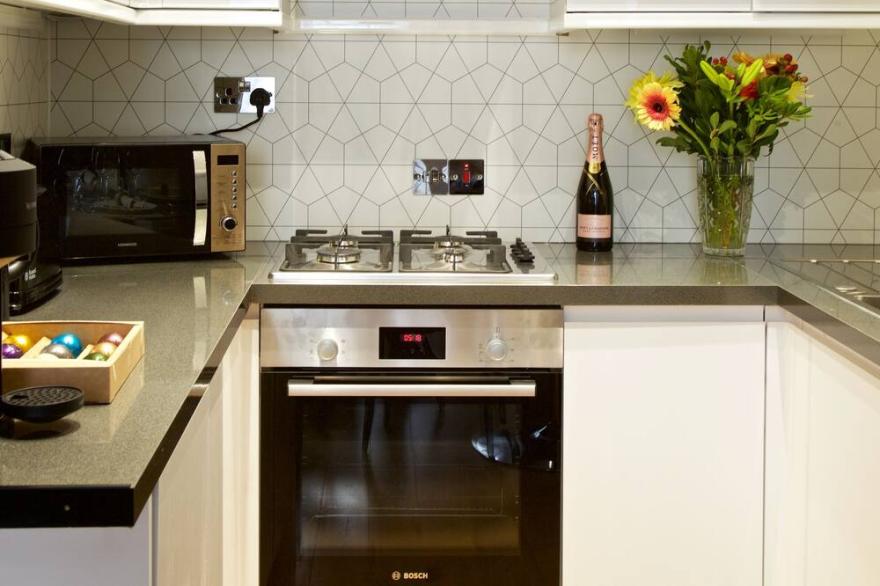 Luxury two Bedroom Apartment Minutes From Victoria Station!