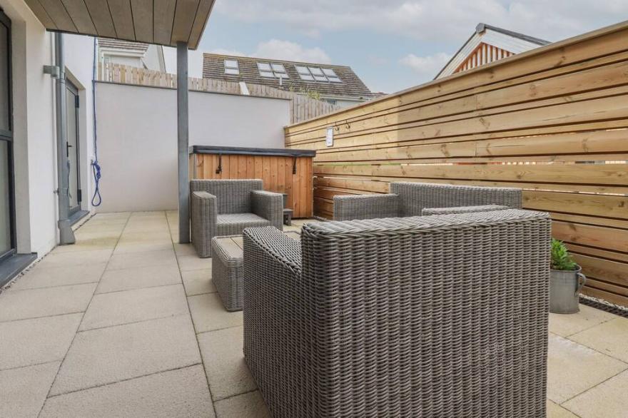 5 LONGSHORE, family friendly, character holiday cottage in Newquay
