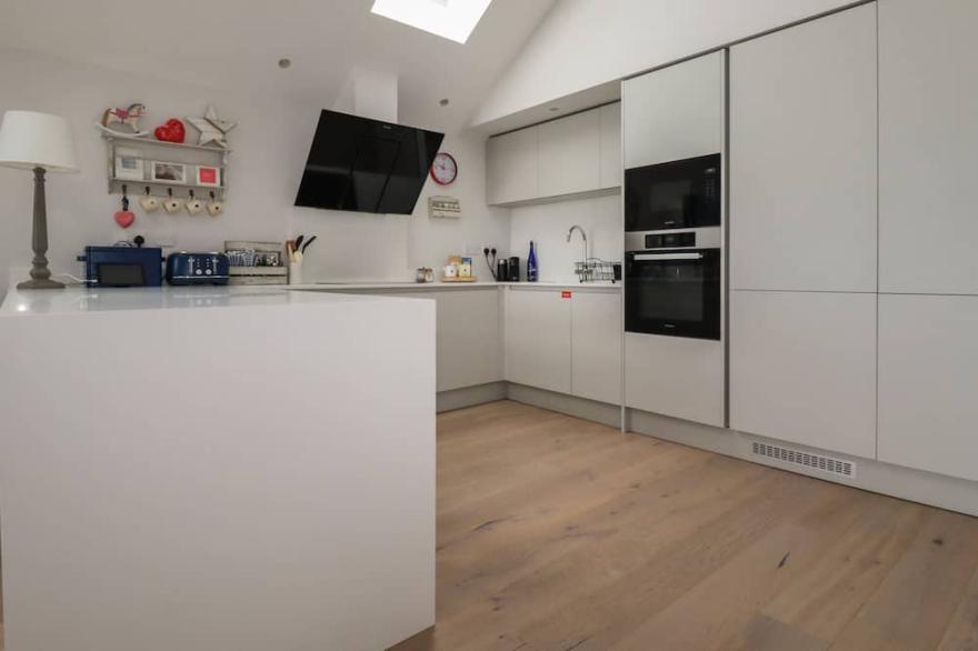 5 LONGSHORE, family friendly, character holiday cottage in Newquay