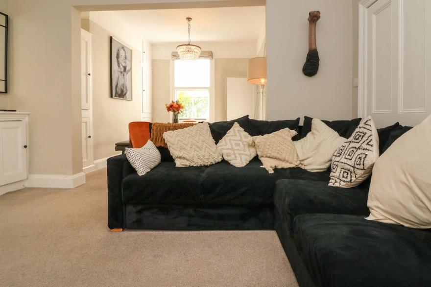 MYRTLE HOUSE, pet friendly, character holiday cottage in Ilfracombe