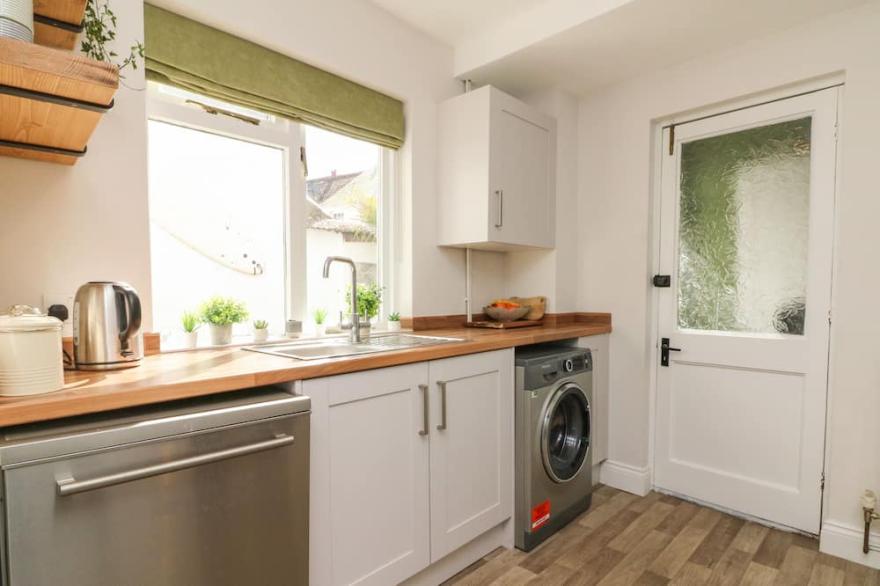 MYRTLE HOUSE, pet friendly, character holiday cottage in Ilfracombe