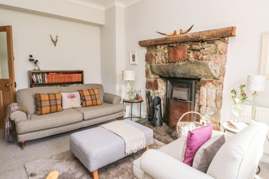 CHERRY TREES COTTAGE, pet friendly, with open fire in Inveraray