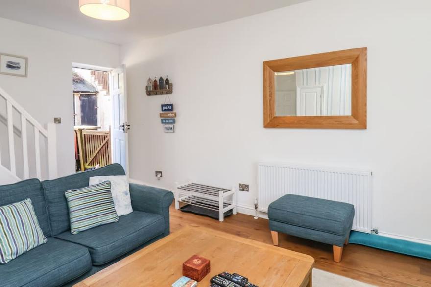 NAVIGATORS REST, pet friendly, character holiday cottage in Whitby