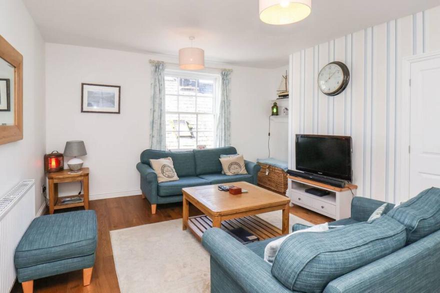 NAVIGATORS REST, pet friendly, character holiday cottage in Whitby