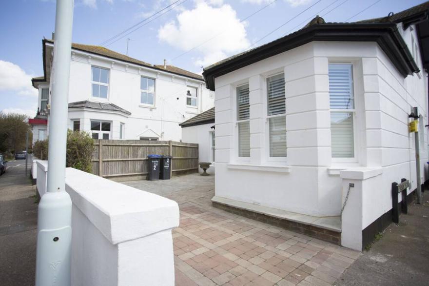 Coachman's Cottage -Worthing Beach - Sleeps 9