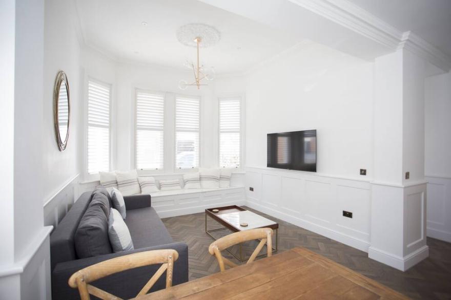 Coachman's Cottage -Worthing Beach - Sleeps 9