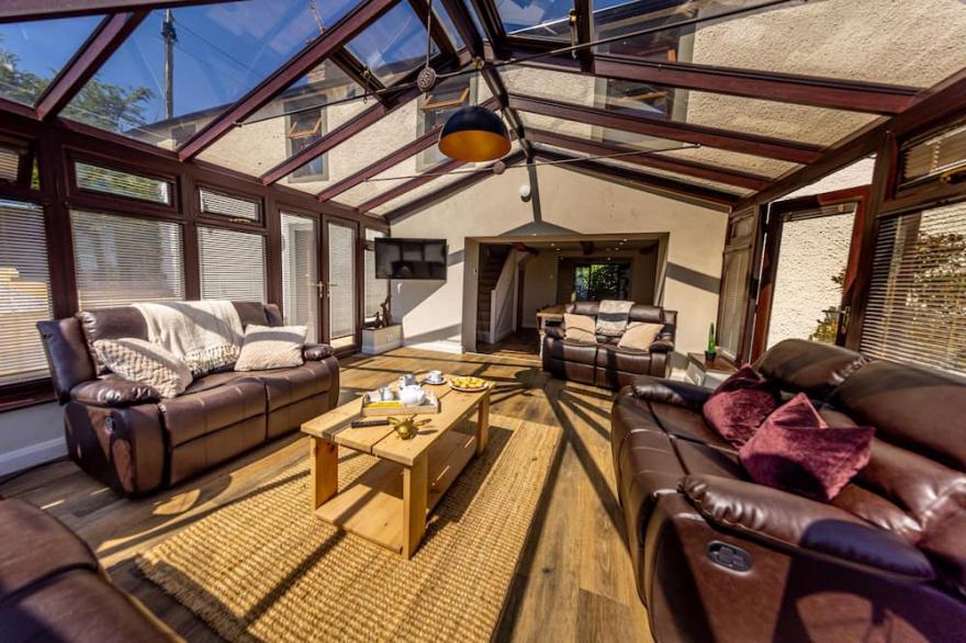A cottage that sleeps 12 guests  in 6 bedrooms