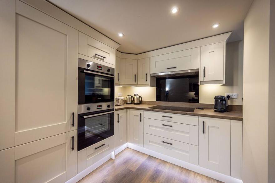 A cottage that sleeps 12 guests  in 6 bedrooms