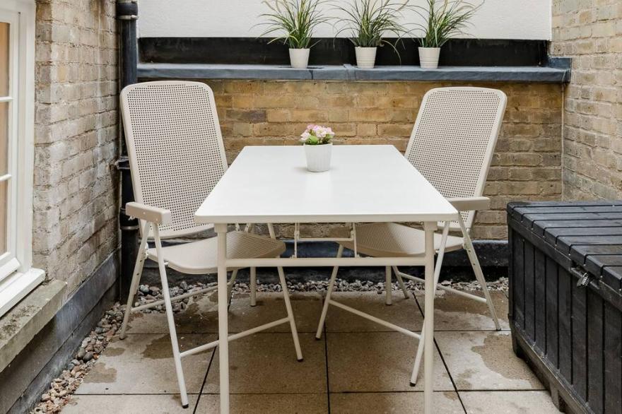 Newly refurbished Georgian 6-bed 3-bath central townhouse