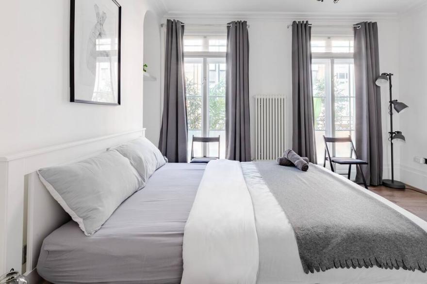 Newly refurbished Georgian 6-bed 3-bath central townhouse