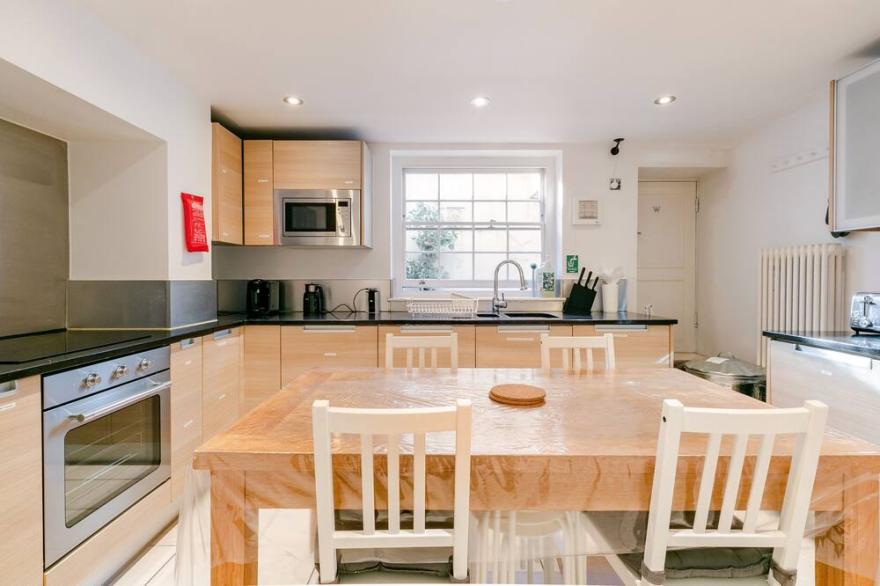 Newly refurbished Georgian 6-bed 3-bath central townhouse