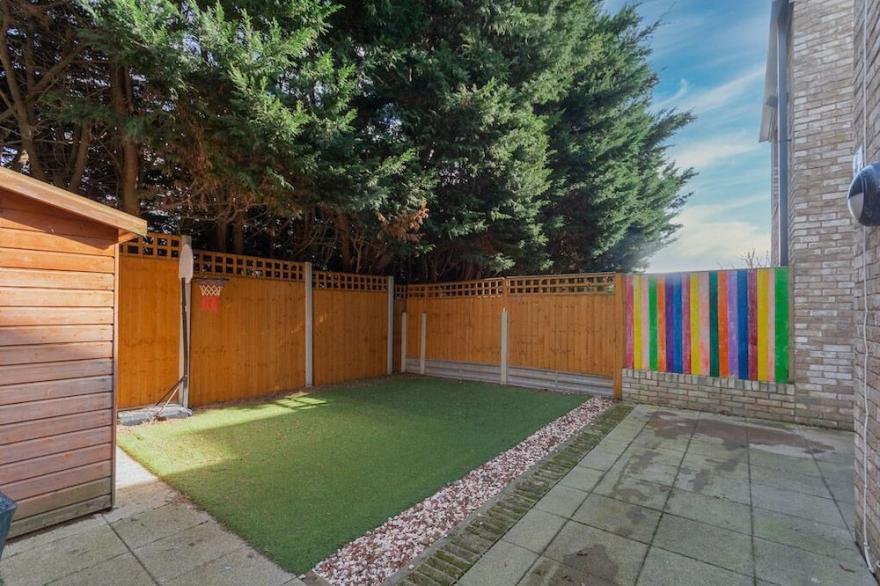 Spacious 3 Bedroom Terraced House, Great Transport Links and Amenities Close by