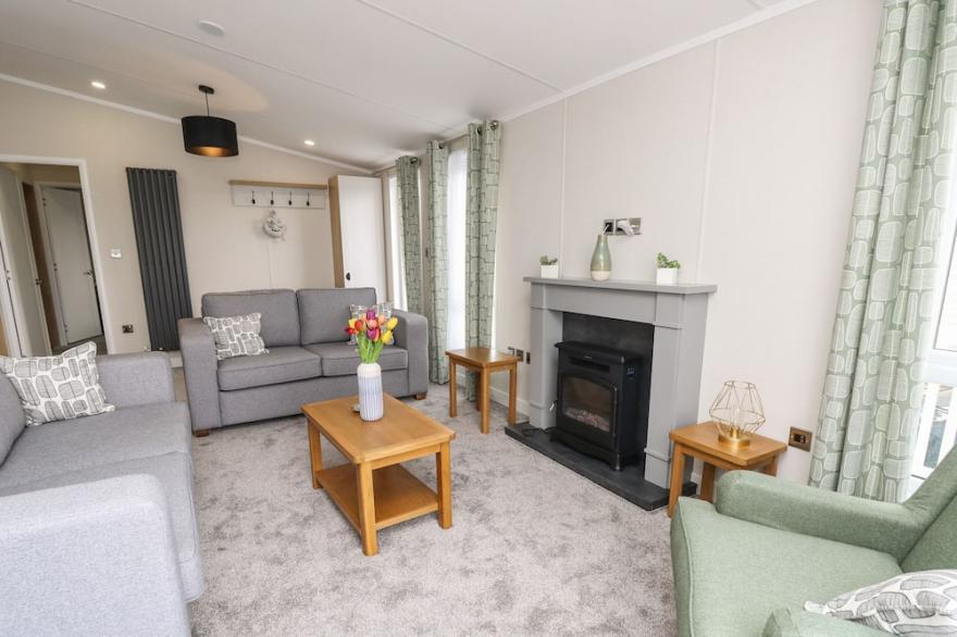 48 CROSSWINDS, luxury holiday cottage, with pool in Bembridge