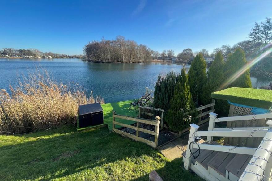 Luxury lakeside caravan situated on award winning park Tattershall Lakes,private Fishing Peg,Hot tub