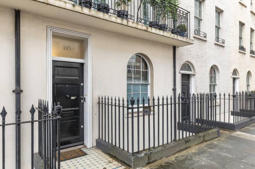 Newly refurbished Georgian 6-bed 3-bath central townhouse