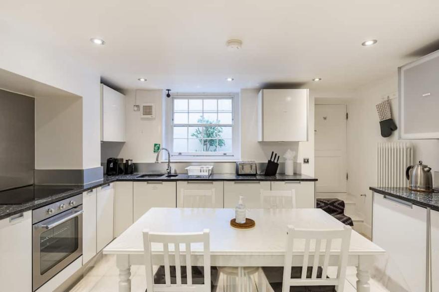 Newly refurbished Georgian 6-bed 3-bath central townhouse
