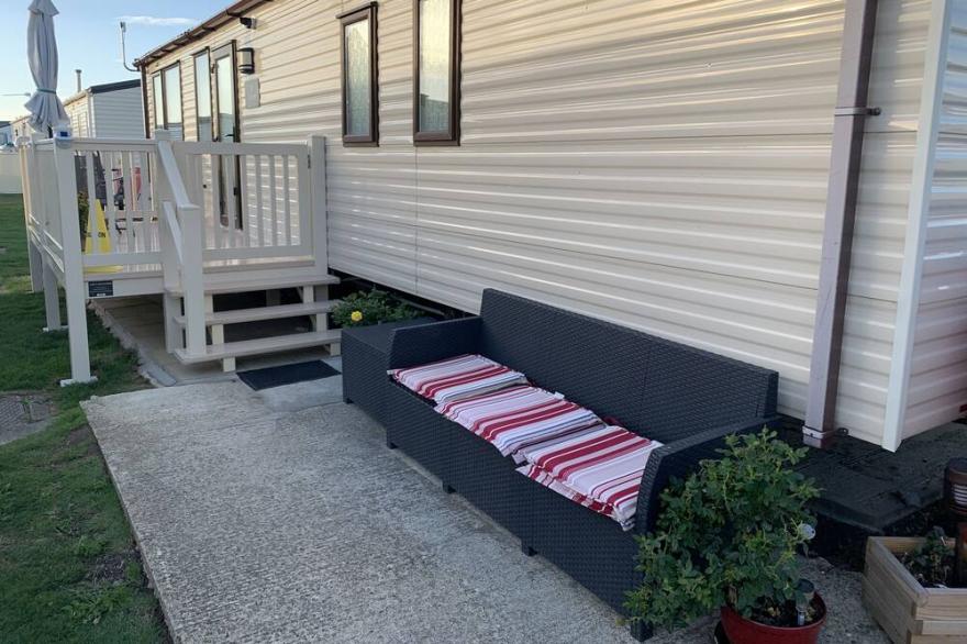 8 berth static caravan near the beach, clubhouse, swimming pool , local shop pub