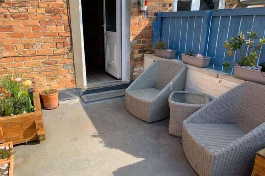 Howick House - Gorgeous Cosy Filey Cottage style central location - Sleeps 9