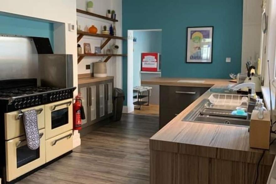 Howick House - Gorgeous Cosy Filey Cottage style central location - Sleeps 9