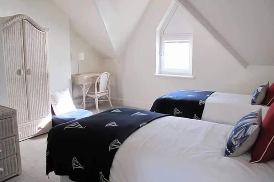 Ivy House - Seafront house with garden seating and stunning sea views!