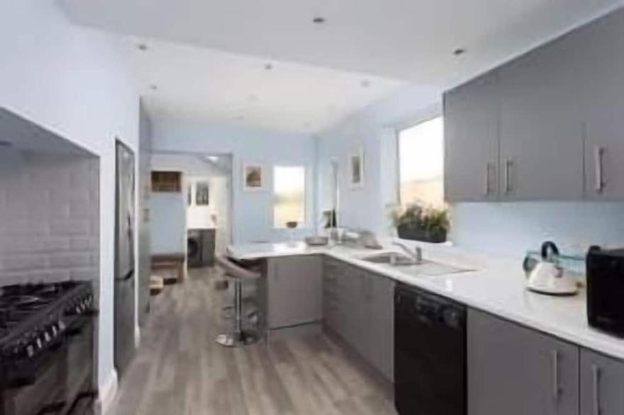 Glenview House - Fantastic child friendly house - rear garden - parking