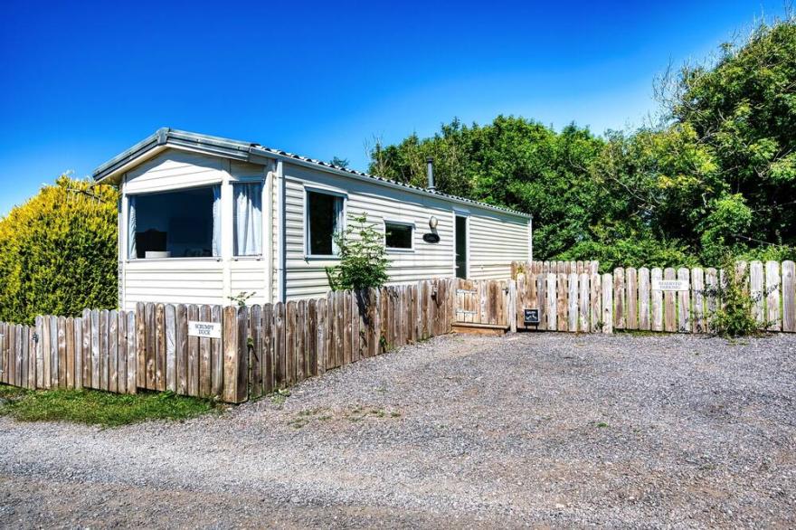 Scrumpy Duck, with private garden, sleeps 6 in coastal village