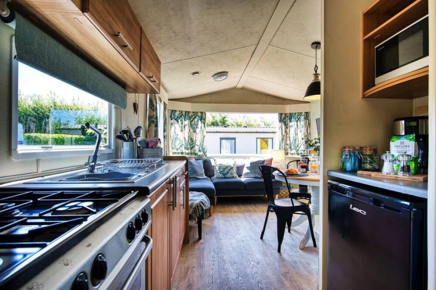 Scrumpy Duck, with private garden, sleeps 6 in coastal village