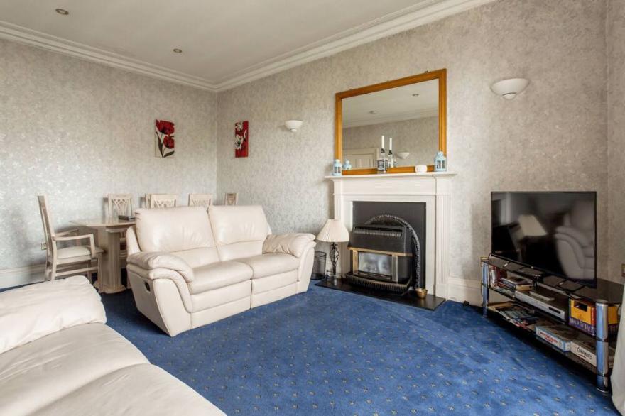 ALTIDO Inviting 3-bed flat in the city centre