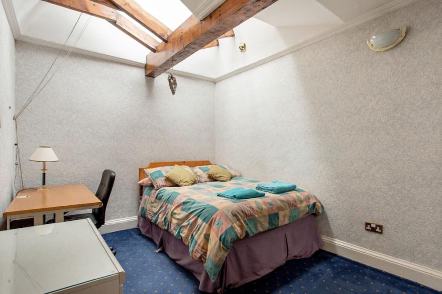 ALTIDO Inviting 3-bed flat in the city centre