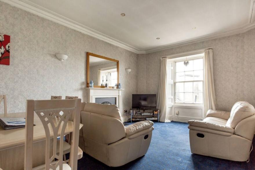 ALTIDO Inviting 3-bed flat in the city centre