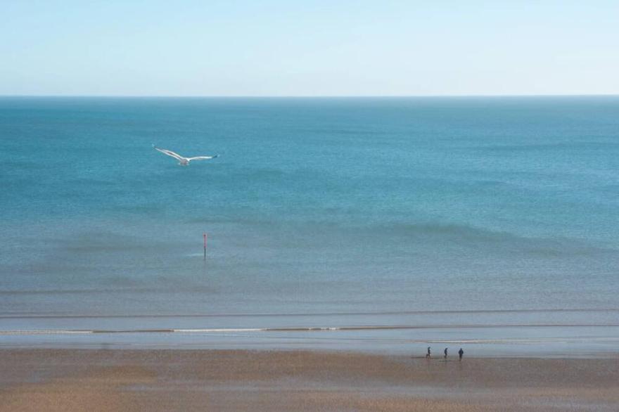 Abalyne Beach House - Beautiful beachhouse - Sea views throughout, modern, brigh
