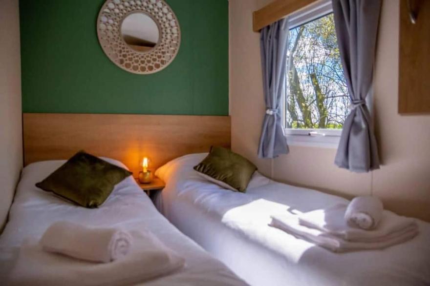 Tattershall Lakes Private Hot Tub Lodge - sleeps 6