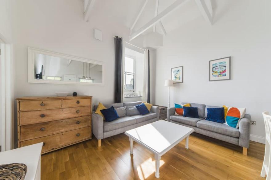 Stableyard Cottage - sea views & parking/garage