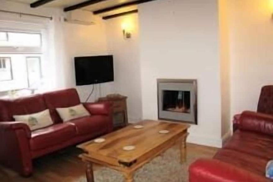 Sunbeam Cottage - 3 bedroom traditional cottage - Straight off the beach