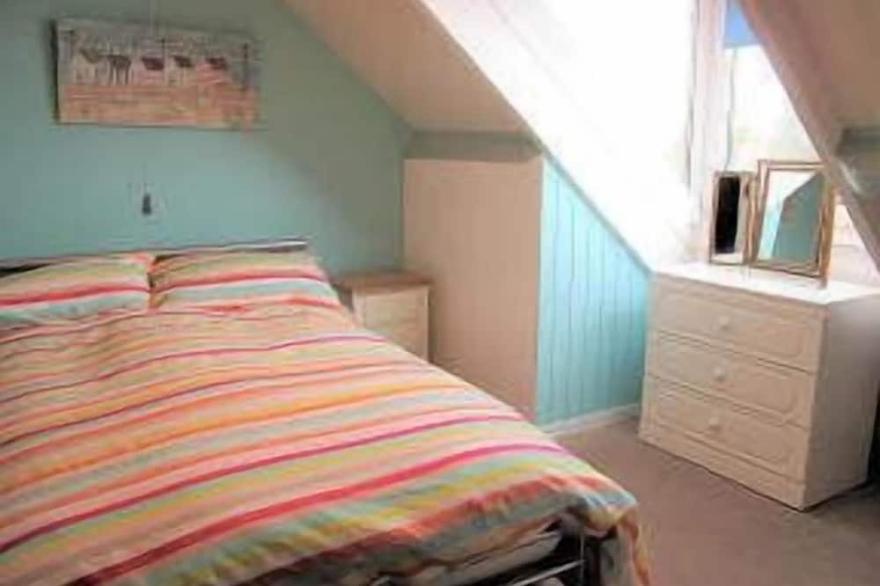 Sunbeam Cottage - 3 bedroom traditional cottage - Straight off the beach