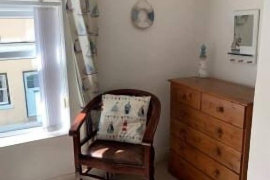 Sunbeam Cottage - 3 bedroom traditional cottage - Straight off the beach