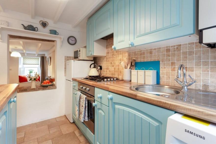 Angel Cottage, Swanage.  Sleeps 2 + Baby