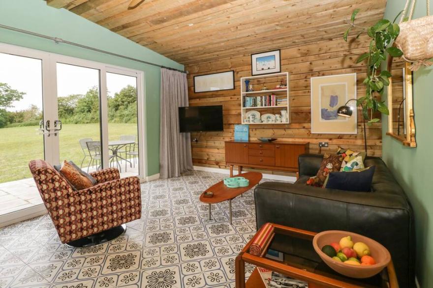 LULU LOGS, pet friendly, character holiday cottage in Congresbury