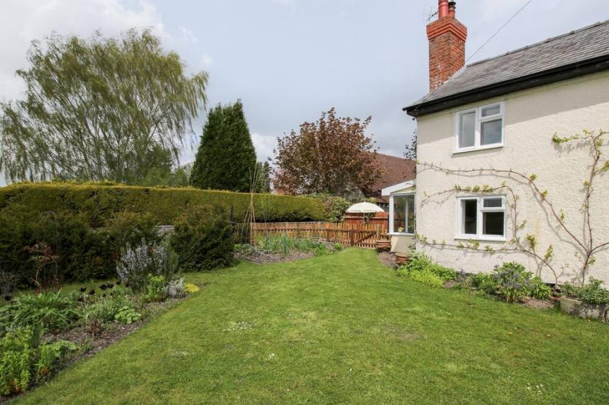 NASH COTTAGE, pet friendly, character holiday cottage in Kingsland
