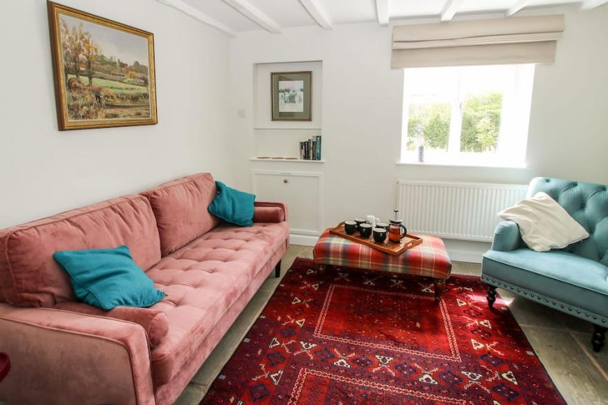 NASH COTTAGE, pet friendly, character holiday cottage in Kingsland