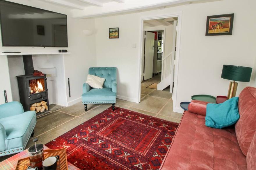 NASH COTTAGE, pet friendly, character holiday cottage in Kingsland