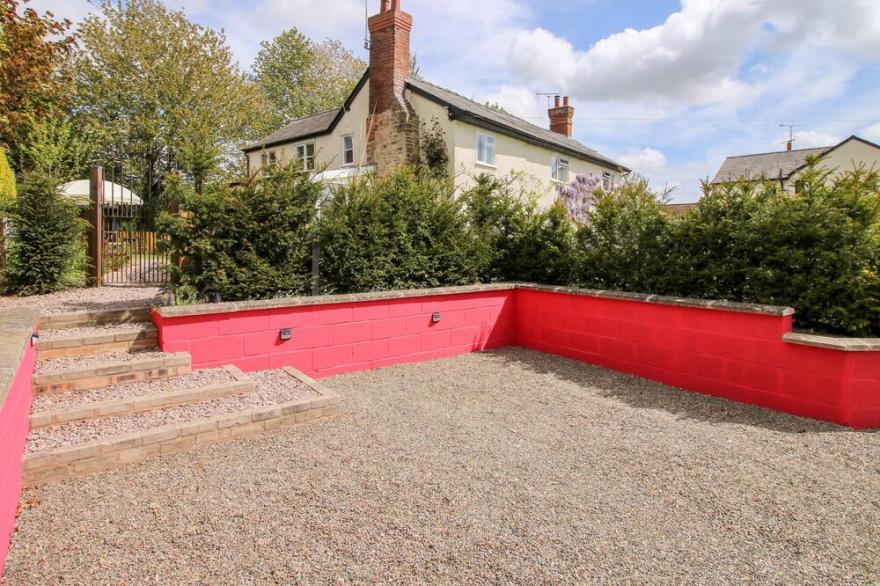 NASH COTTAGE, pet friendly, character holiday cottage in Kingsland