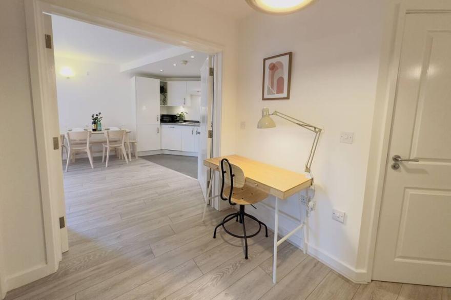 Luxury Canary Wharf View Apartment with Terrace
