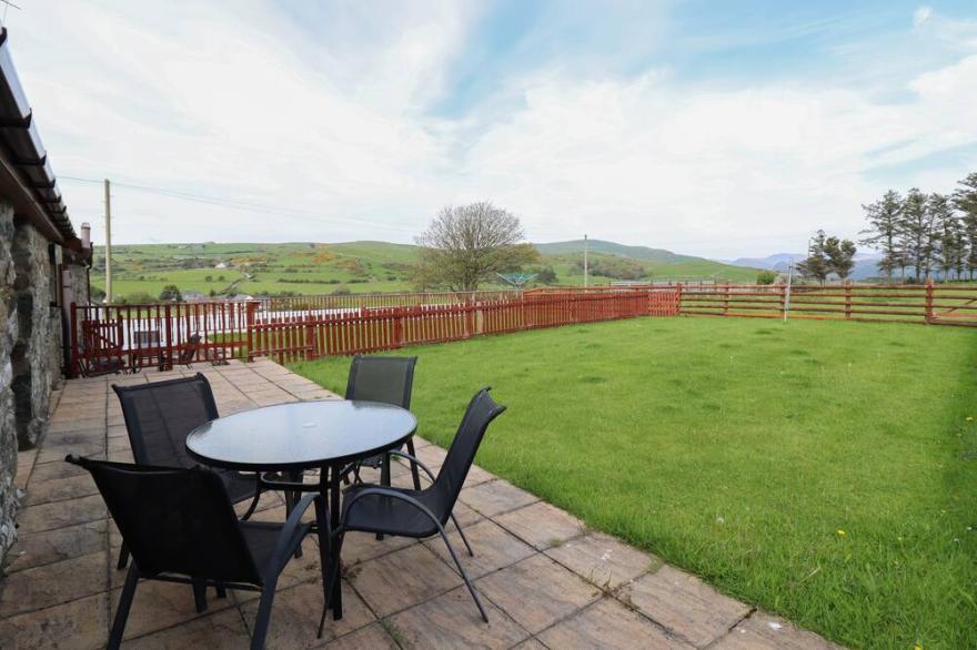 UCHAF, pet friendly, country holiday cottage, with a garden in Tywyn