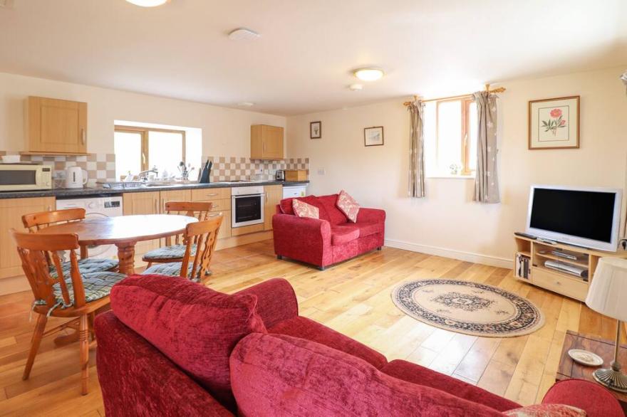 UCHAF, pet friendly, country holiday cottage, with a garden in Tywyn