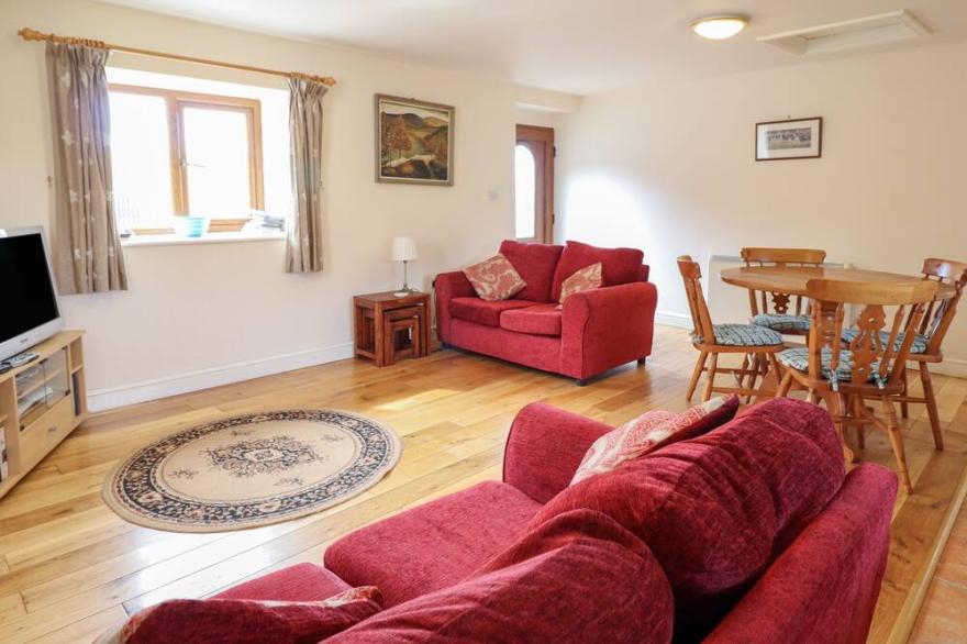 UCHAF, pet friendly, country holiday cottage, with a garden in Tywyn